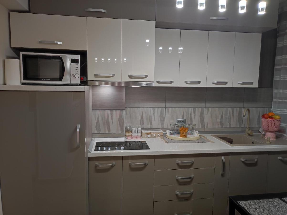 Midtown Apartment Орадя Экстерьер фото