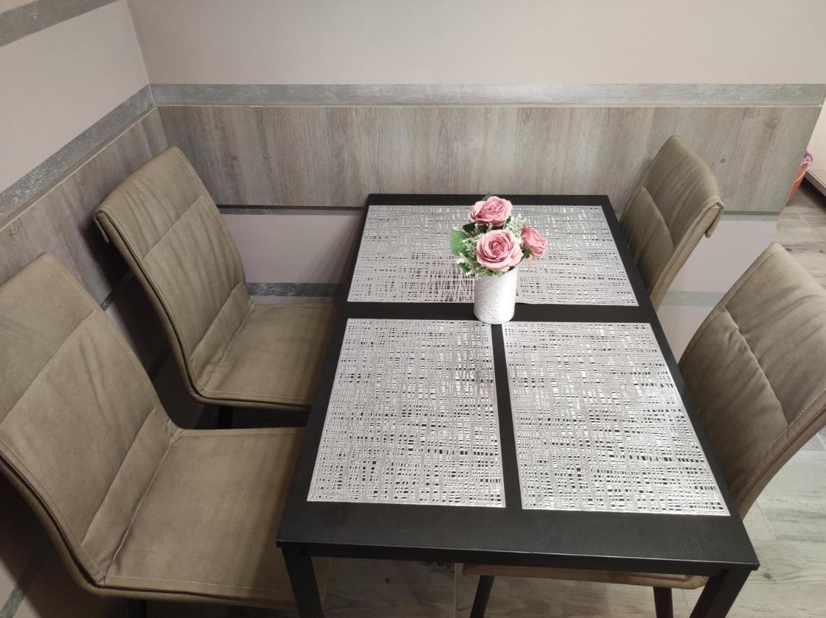 Midtown Apartment Орадя Экстерьер фото