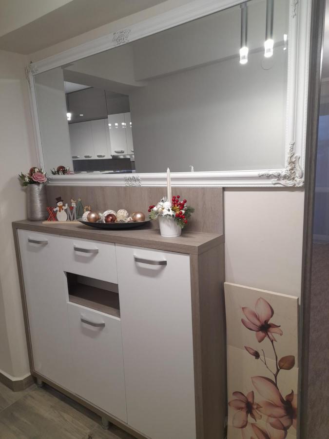 Midtown Apartment Орадя Экстерьер фото