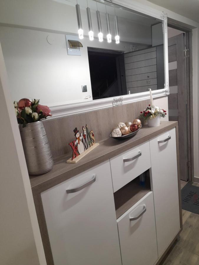 Midtown Apartment Орадя Экстерьер фото
